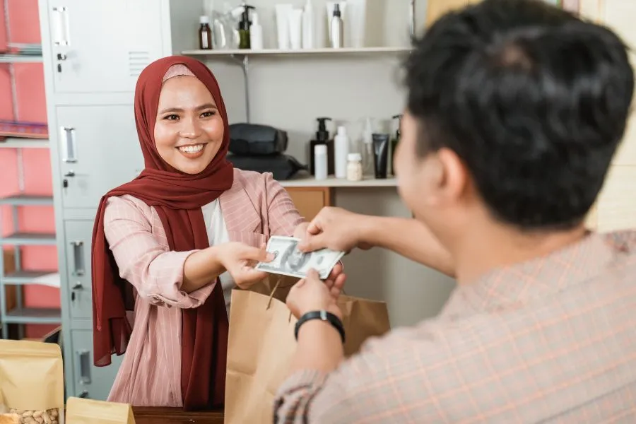 Perbedaan Kasir dan Pramuniaga